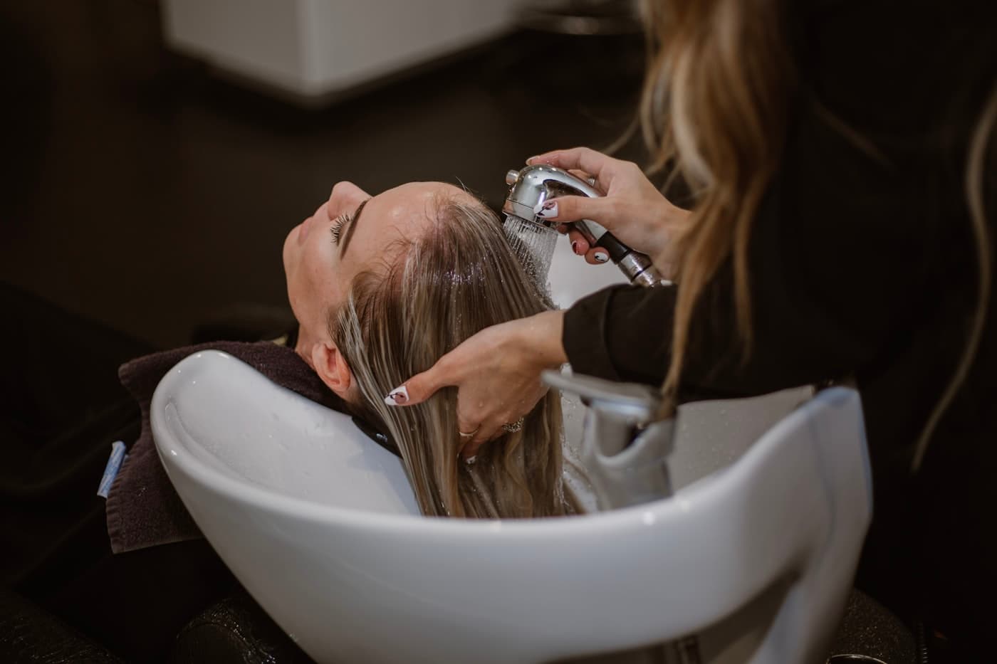 Detalhe de escovação de cabelo no ateliê Villa Beauty