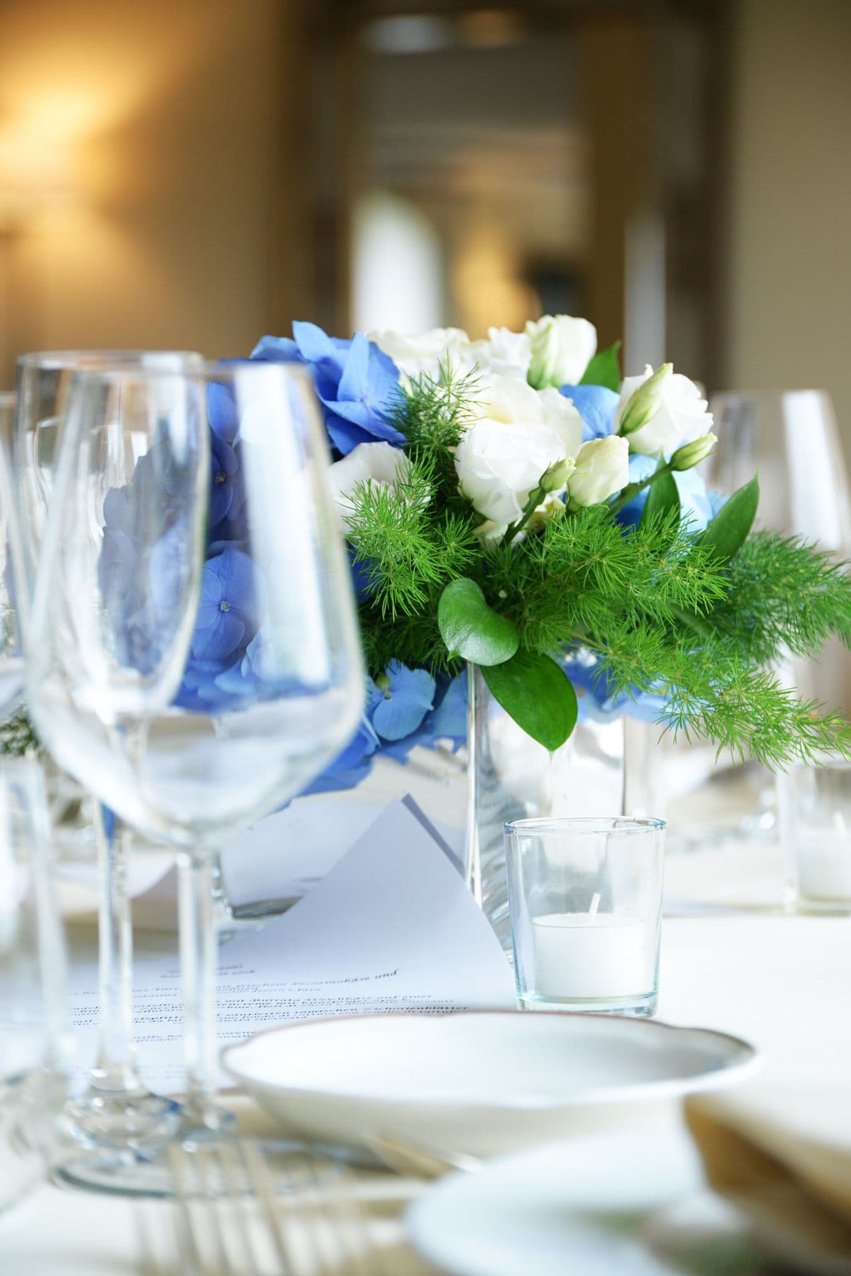 Detalhe de taças e centro de mesa floral
