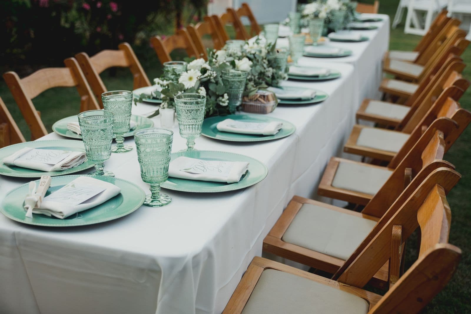 Mesa posta para jantar de casamento ao ar livre