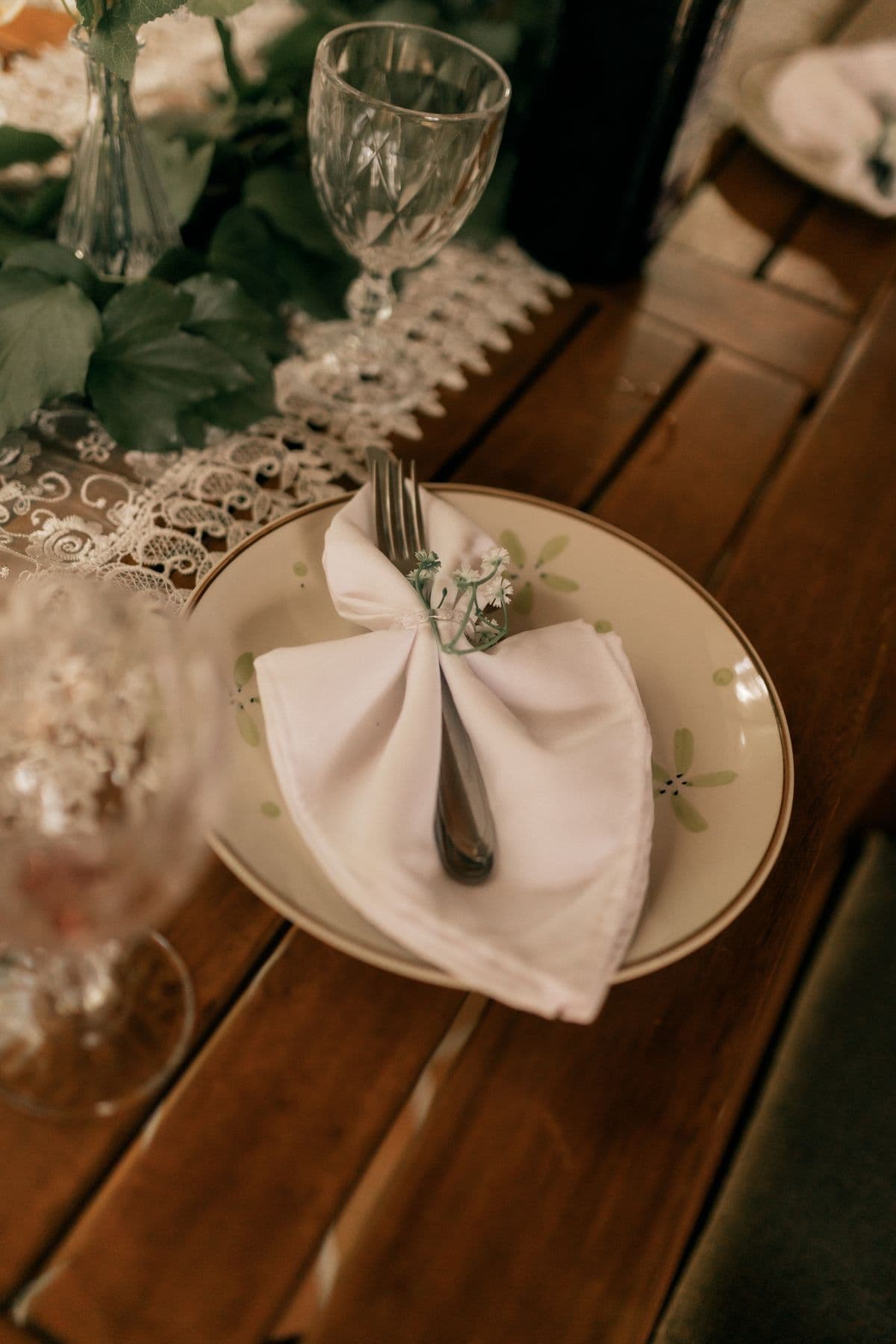 Detalhe de arranjo de mesa e talheres